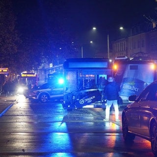 Polizeifahrzeuge mit Blaulicht und drei beschädigte Busse stehen am Zentralen Omnibusbahnhof (ZOB) von Ludwigsburg. 