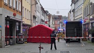 Einsatzkräfte stehen in der Innenstadt von Esslingen. In Esslingen läuft ein größerer Polizeieinsatz.