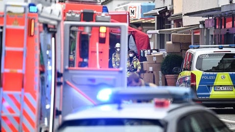 Einsatzkräfte der Polizei, der Feuerwehr und der Rettungsdienste sind bei einem Großeinsatz in der Innenstadt von Esslingen.