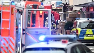 Einsatzkräfte der Polizei, der Feuerwehr und der Rettungsdienste sind bei einem Großeinsatz in der Innenstadt von Esslingen.