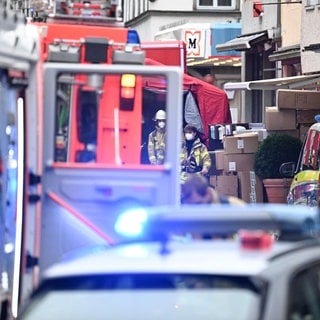 Einsatzkräfte der Polizei, der Feuerwehr und der Rettungsdienste sind bei einem Großeinsatz in der Innenstadt von Esslingen.