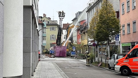 Nach einem Brand wird ein Haus in der Esslinger Altstadt Stockwerk für Stockwerk abgetragen.