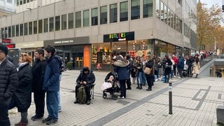 Eine Lange Schlange in der Calwer Straße in Stuttgart. Die Menschen stehen für die Dubai-Schokolade von Lindt an.