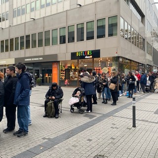 Eine Lange Schlange in der Calwer Straße in Stuttgart. Die Menschen stehen für die Dubai-Schokolade von Lindt an.