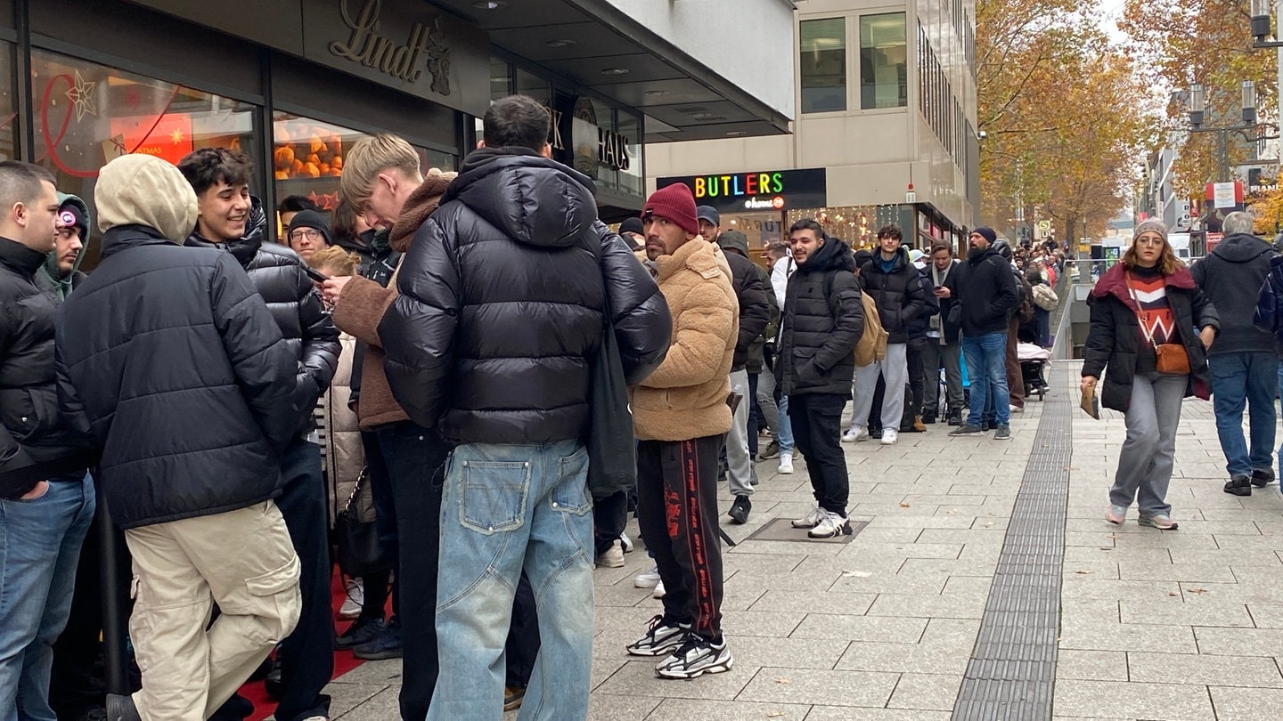 Eine Lange Schlange in der Calwer Straße in Stuttgart. Die Menschen stehen für die Dubai-Schokolade von Lindt an.