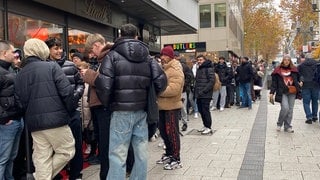 Eine Lange Schlange in der Calwer Straße in Stuttgart. Die Menschen stehen für die Dubai-Schokolade von Lindt an.