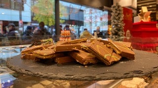 Auf einer Schale in einem Geschäft in Stuttgart liegen viele Stücke der Dubai-Schokolade von Lindt.