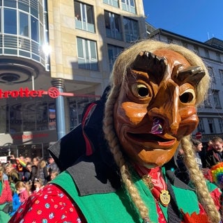 Eine Hexe beim Faschingsumzug in der Stuttgarter Innenstadt.