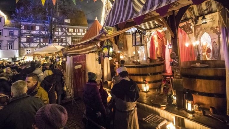 Auf dem Mittelaltermarkt in Esslingen gibt es sogar ein Badehaus mit Holzzubern, in denen die Gäste ein Bad nehmen können.