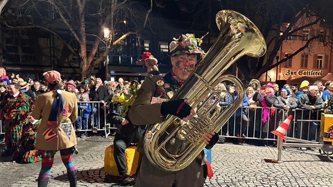 Kübelesrennen in Stuttgart-Bad Cannstatt: Ein großes Fest am schmotzigen Donnerstag mit Blasmusik.