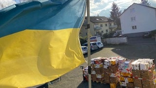 Auf einem Hof in Merzhausen bei Freiburg stapeln sich Hilfsgüter. Die Sachen sollen mit einem Hilfskonvoi in die Ukraine gehen.