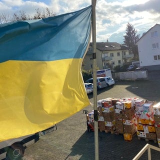 Auf einem Hof in Merzhausen bei Freiburg stapeln sich Hilfsgüter. Die Sachen sollen mit einem Hilfskonvoi in die Ukraine gehen.