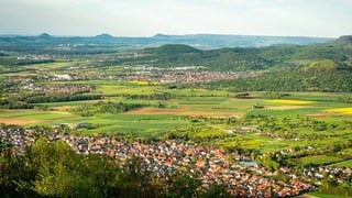 Blick über die Landschaft von der Burg Tech in Richtung Aichelberg. 