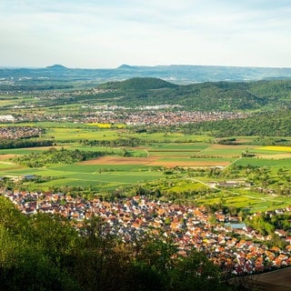 Blick über die Landschaft von der Burg Tech in Richtung Aichelberg. 