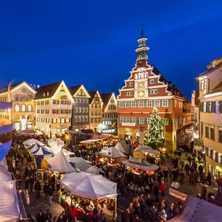 Blick auf den mittelalterlichen Weihnachtsmarkt vor dem Alten Rathaus von Esslingen am Neckar