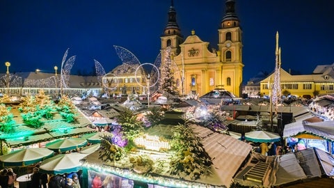 Schneebedeckte Buden des barocken Ludwigsburger Weihnachtsmarktes auf dem Marktplatz im Herzen der Stadt.