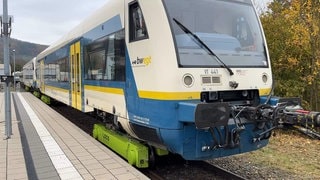 Die beiden modernen Triebwagen der Wieslauftalbahn, also des "Wiesel", werden von Rudersberg im Rems-Murr-Kreis zur Reparatur auf einem Spezialzug abtransportiert. Die Züge waren bei den Überflutungen infolge des Starkregens im Frühjahr stark beschädigt.