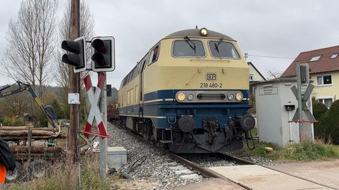 Die Triebwagen der Wieslauftalbahn, also des "Wiesel", werden mit einem Spezialzug und nur ganz langsam von Rudersberg über die noch immer beschädigte Strecke abtransportiert. Die Züge waren bei den Überflutungen infolge des Starkregens im Frühjahr stark beschädigt worden.