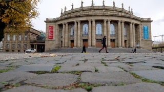 Die Sanierung der Oper in Stuttgart wird nicht nur deutlich teurer, sondern verzögert sich auch um vier Jahre. Das Land will an dem Vorhaben aber weiter festhalten, erklärte Ministerpräsident Winfried Kretschmann (Grüne).