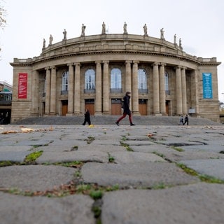 Die Sanierung der Oper in Stuttgart wird nicht nur deutlich teurer, sondern verzögert sich auch um vier Jahre. Das Land will an dem Vorhaben aber weiter festhalten, erklärte Ministerpräsident Winfried Kretschmann (Grüne).