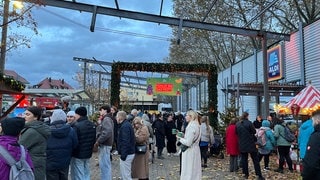 Der Weihnachtsmarkt von Aldi Süd in Stuttgart-Bad Cannstatt ist gut besucht. Warum kommen die Menschen hierher? 