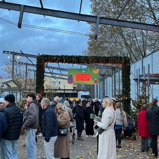 Der Weihnachtsmarkt von Aldi Süd in Stuttgart-Bad Cannstatt ist gut besucht. Warum kommen die Menschen hierher? 