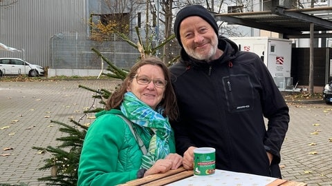 Jacqueline und Horst Haus trinken Glühwein auf dem Aldi-Weihnachtsmarkt in Stuttgart-Bad Cannstatt