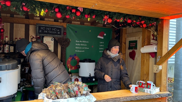 Glühwein für einen Euro: Damit wirbt der Discounter Aldi Süd in seinen Buden auf dem eigenen Weihnachtsmarkt in Stuttgart-Bad Cannstatt. 