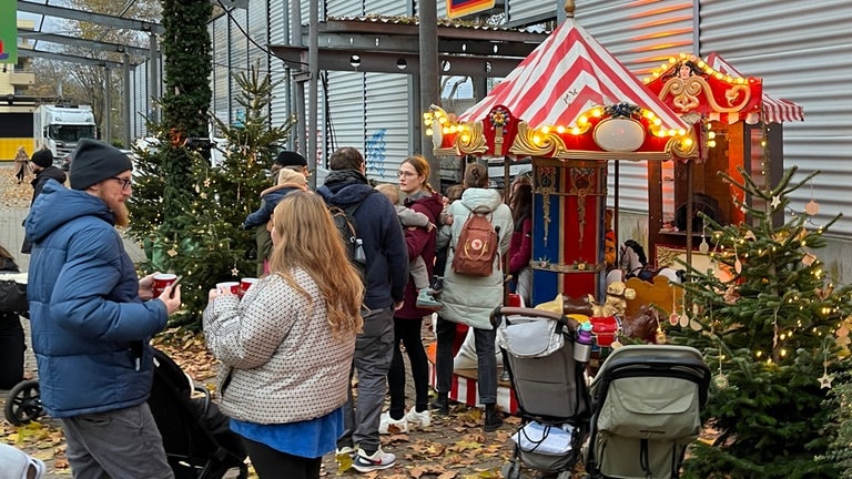 Kinder-Karussell auf Aldi-Weihnachtsmarkt in Stuttgart