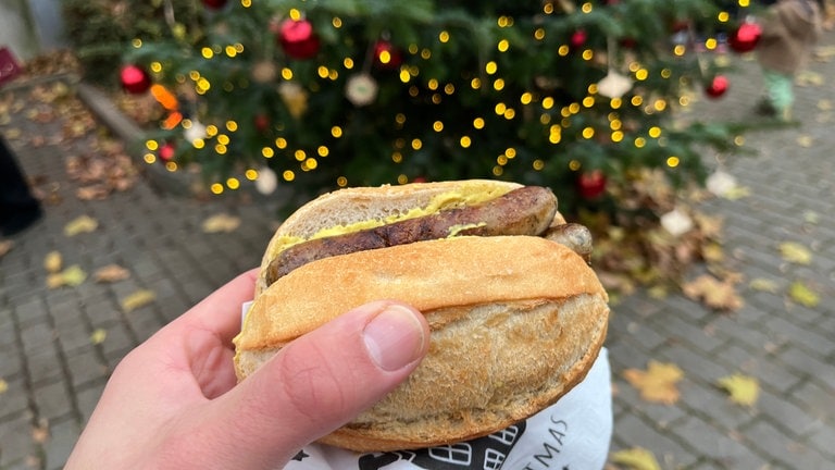 Bratwurst im Brötchen auf dem Weihnachtsmarkt von Aldi