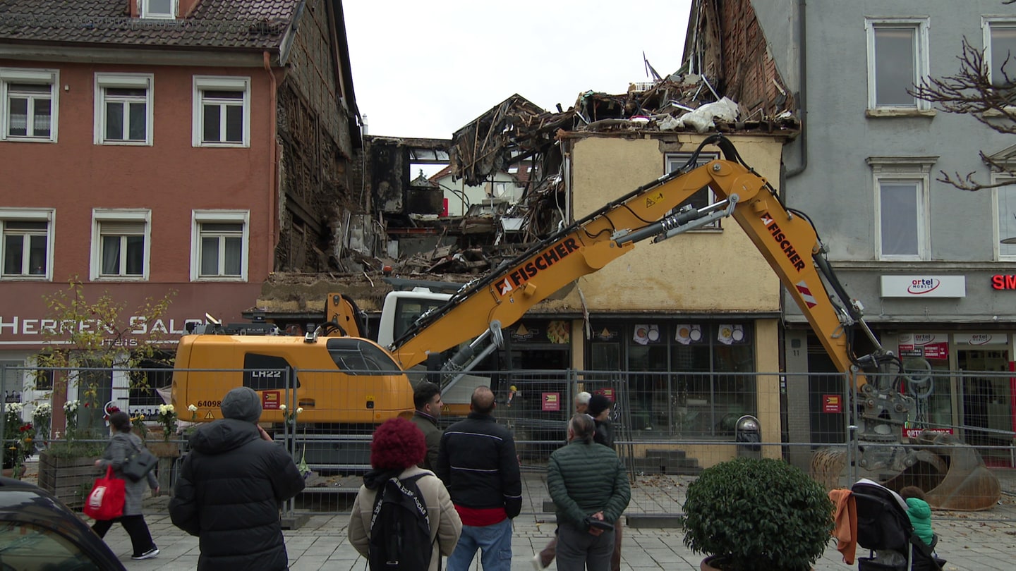 Das zerstörte Haus in Esslingen, in dem zuvor ein Mann den Sohn seines Vermieters und sich selbst getötet haben soll.