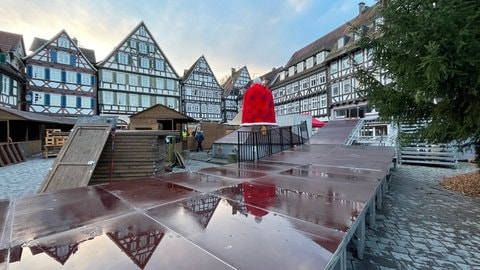 Eine knapp drei Meter große Nikolausmütze ziert nun den Brunne auf dem Marktplatz in Schorndorf. Es ist die neue weithin sichtbare Attraktion auf dem Weihnachtsmarkt.