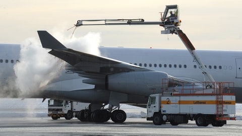 Ein Flugzeug am Flugahfen Stuttgart wird mit einem Heißwassergemiss enteist. 