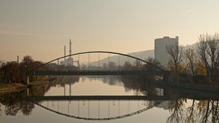 Auf Höhe des Berger Stegs in Stuttgart-Bad Cannstatt hat die Frau das verletzte Mädchen im Neckar entdeckt