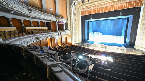 Die Bühne und der Zuschauerraum im sanierungsbedürftigen Opernhaus.