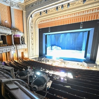 Die Bühne und der Zuschauerraum im sanierungsbedürftigen Opernhaus.