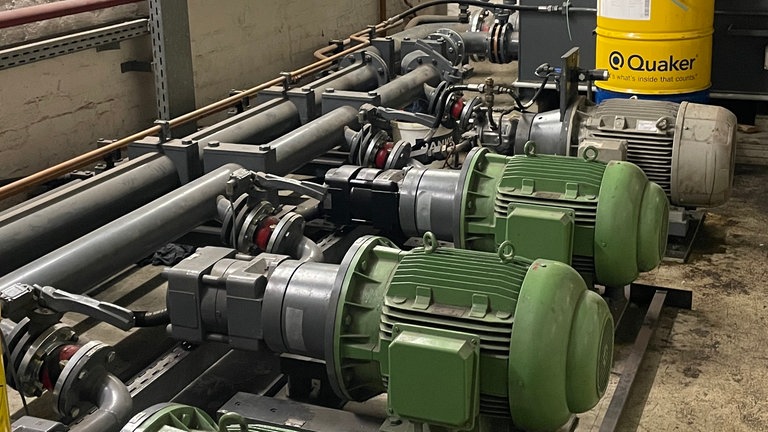 Alte Hydraulikpumpen, die die Bühnentechnik steuern.