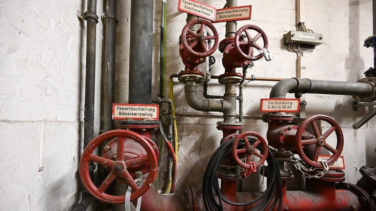 Veraltete Leitungen und Hähne im sanierungsbedürftigen Opernhaus.