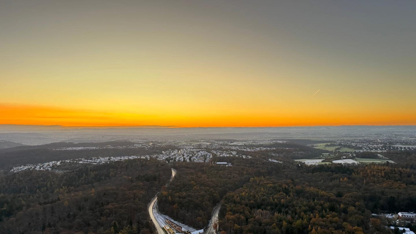 Vom Stuttgarter Fernsehturm sieht man den orangefarbenen Horizont kurz vor Sonnenaufgang.