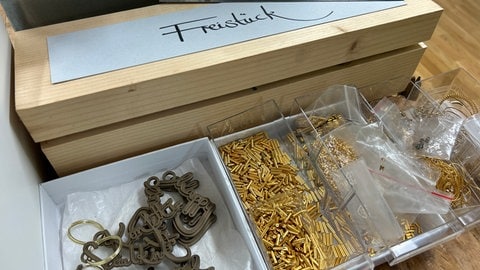 Schmuckdesignerin Andrea Frei hat in Lenningen ein Selbstbedienungshäuschen für Schmuck und Geschenke aufgestellt. 