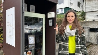 Schmuckdesignerin Andrea Frei hat in Lenningen ein Selbstbedienungshäuschen für Schmuck und Geschenke aufgestellt. 