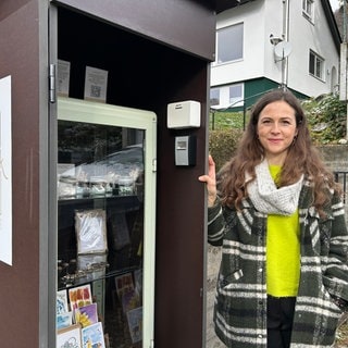 Schmuckdesignerin Andrea Frei hat in Lenningen ein Selbstbedienungshäuschen für Schmuck und Geschenke aufgestellt. 