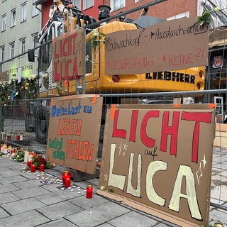 Kerzen und Plakate sind vor dem Haus in Esslingen zu sehen, in dem Luca S. vom Mieter seines Vaters geötet wurde.