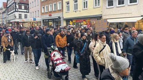 Hunderte Menschen laufen mit Plakaten durch die Innenstadt in Esslingen. Sie gedenken des getöteten Luca S. 