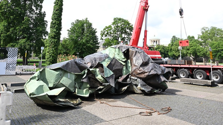 Das durch das Unwetter im Juni 2021 heruntergerissene Kupferdach der Oper, vor der EM 2024 abtransportiert. 