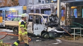 Ein ausgebrannter Kleinlaster steht neben einer S-Bahn. In Stuttgart-Vaihingen ist ein Kleintransporter mit einer Stadtbahn kollidiert. Der Transporter hat Feuer gefangen.