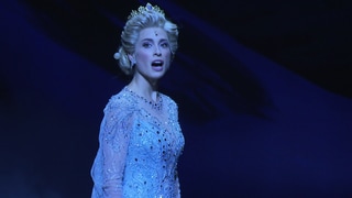 Musicalsängerin Ann Sophie spielt die Elsa im Disney-Musical "Die Eiskönigin" in Stuttgart und trägt das berühmte blaue Kleid aus dem Film.