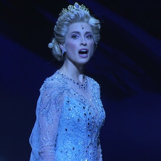 Musicalsängerin Ann Sophie spielt die Elsa im Disney-Musical "Die Eiskönigin" in Stuttgart und trägt das berühmte blaue Kleid aus dem Film.