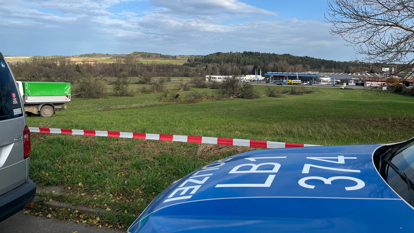 Polizei im Einsatz bei der Rodung einer Streuobstwiese