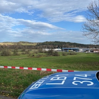 Polizei im Einsatz bei der Rodung einer Streuobstwiese